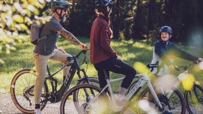 Gruppenfahrten mit dem Gravelbike: Gemeinsam unterwegs auf Schotter und Asphalt